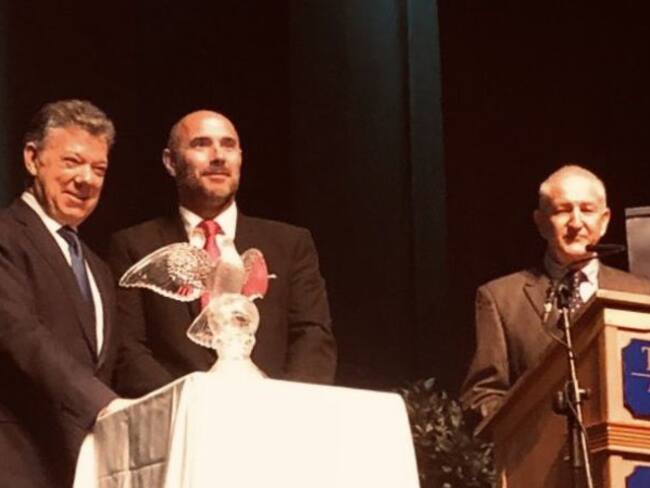 Juan Manuel Santos recibió el Premio Tipperary de Paz en Irlanda