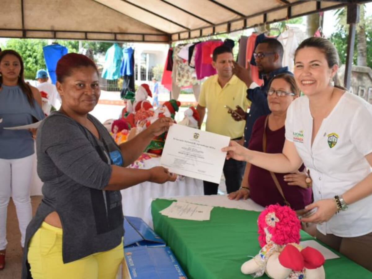 25 mujeres víctimas del conflicto armado reciben máquinas de coser