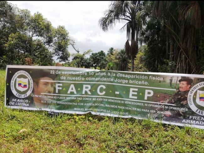 Disidencias colocan valla FARC-EP en las afueras del municipio del Retorno