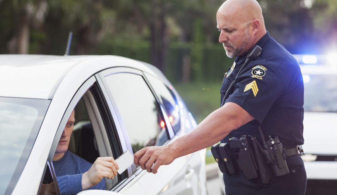 Por qué los policías estadounidenses tocan la parte trasera de los carros