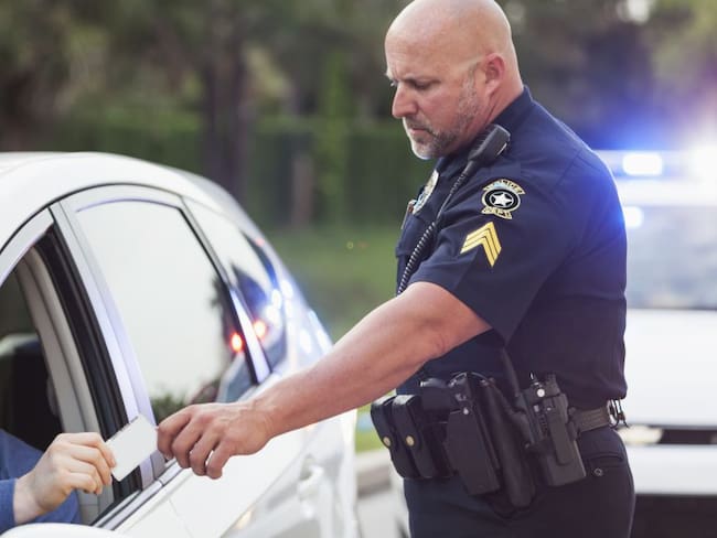 Por qué los policías estadounidenses tocan la parte trasera de los carros
