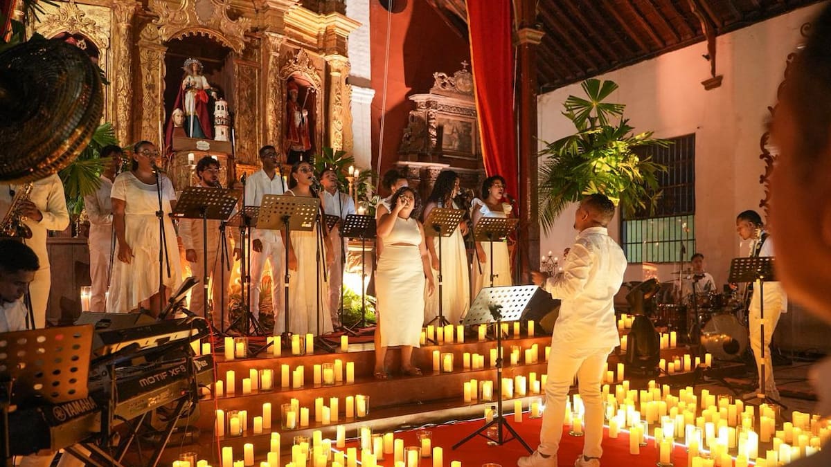 El Concierto de la Luz iluminó la Iglesia de Santa Bárbara con más de 1.000 velas en Mompox