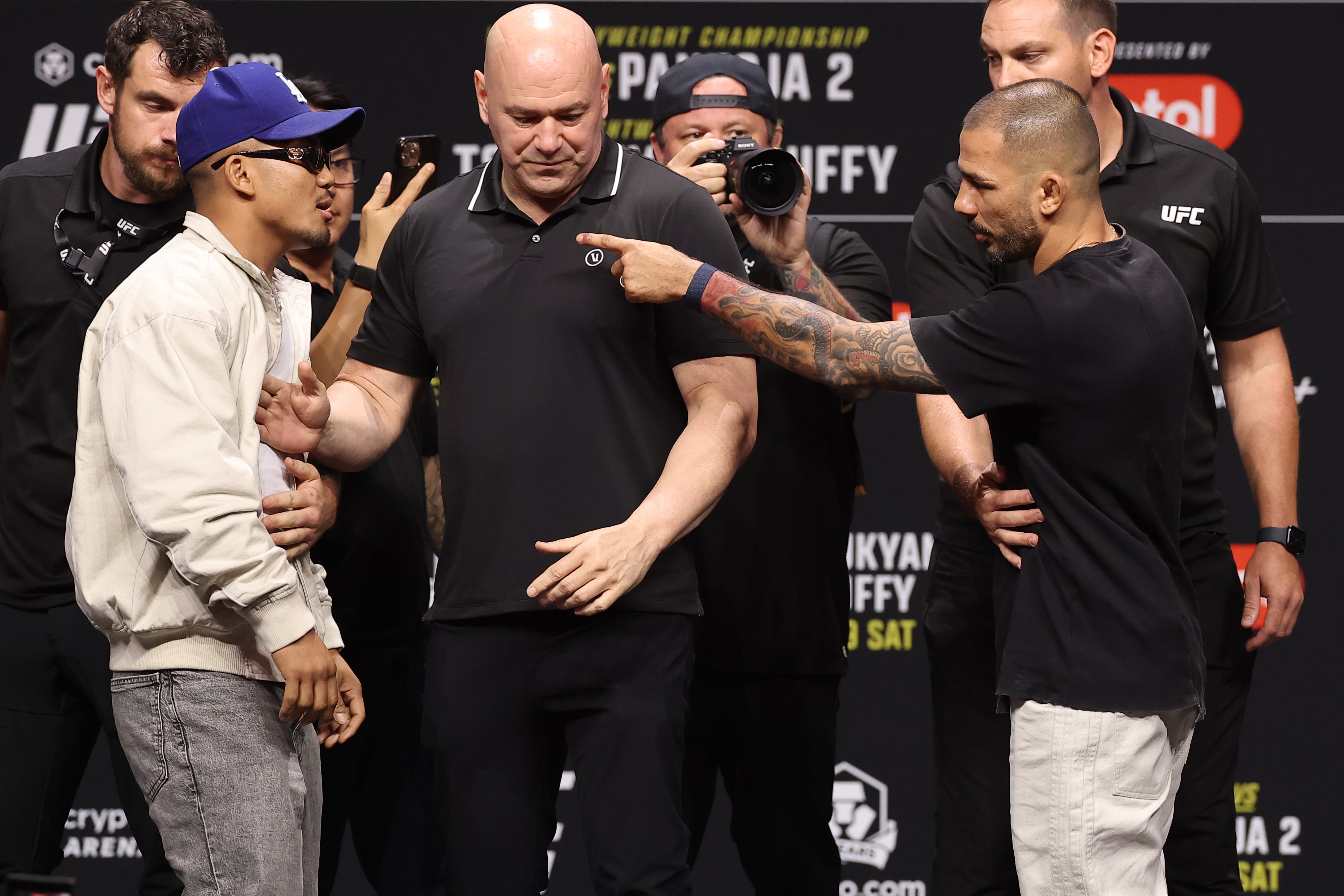 Joshua Van vs. Alexandre Pantoja en el careo para la pelea de este 19 de septiembre. Foto: Getty Images.