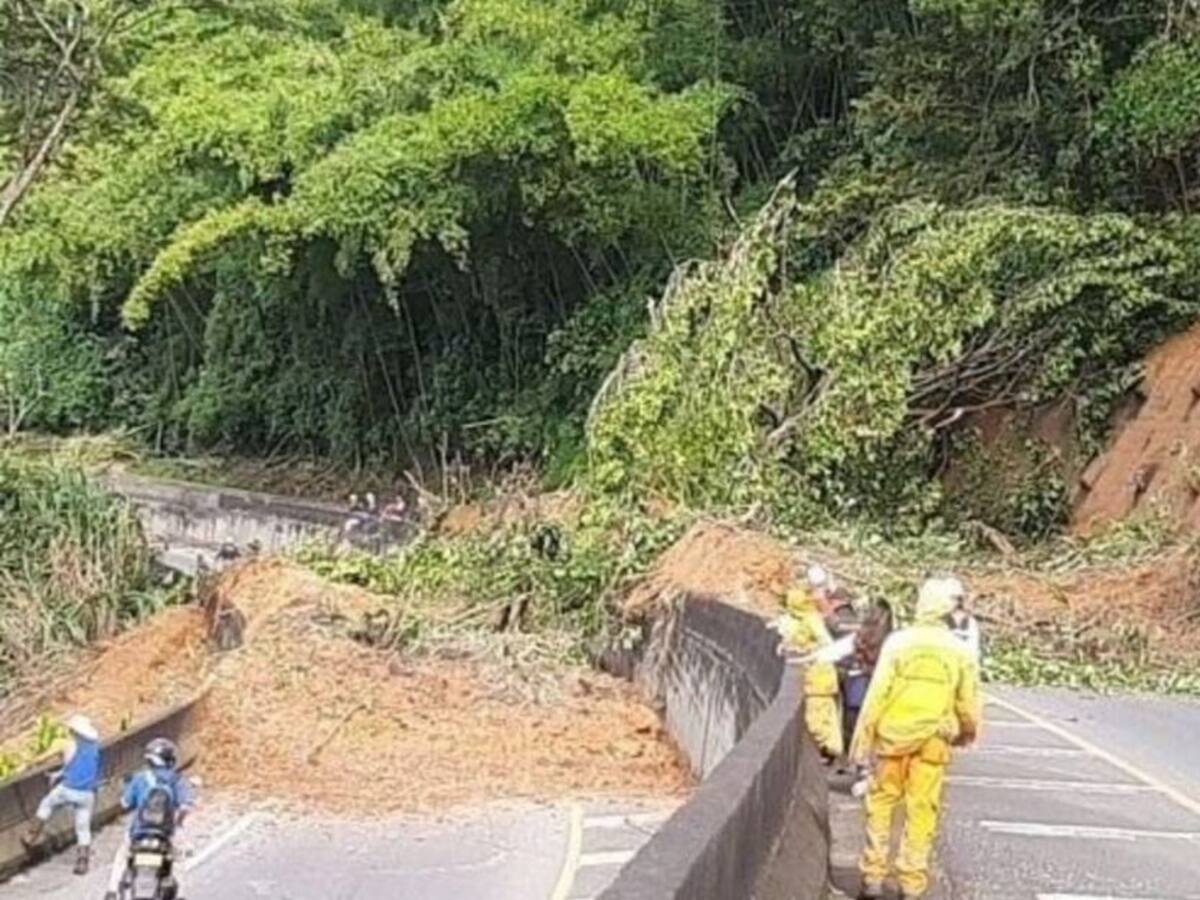 Cierre total de la variante La Romelia - El Pollo por un derrumbe