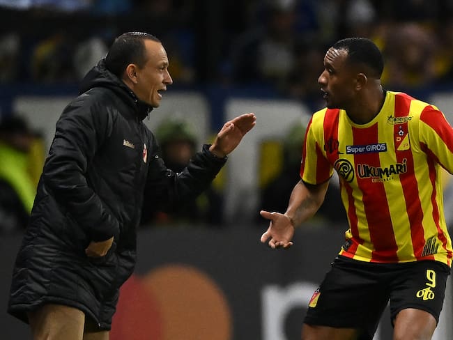Alejandro Restrepo, DT del Deportivo Pereira, en la Copa Libertadores (Photo by LUIS ROBAYO/AFP via Getty Images)