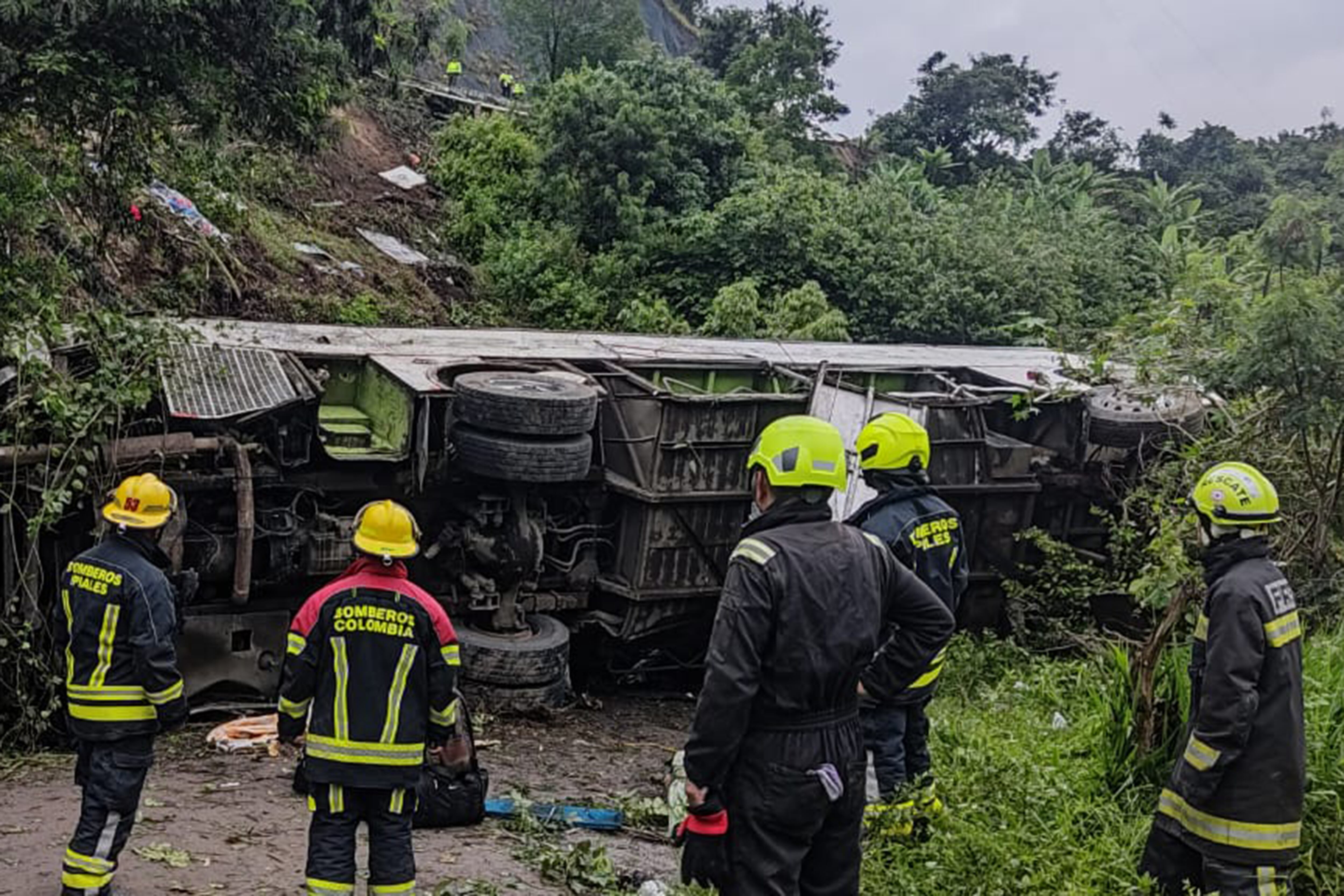 Un total de 13 personas muertas y otras 30 heridas dejo el accidente de un bús que transportaba más de 40 pasajeros, luego de irse a un abismo en un sector de la vía Panamericana.