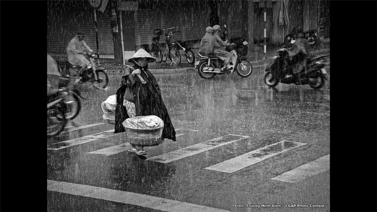 De Vietnam a Bolivia, pasando por países como Bangladesh, Malí, Tanzania, Brasil y Paraguay, el concurso anual de fotografía del Grupo Consultivo de Ayuda a la Población Pobre (CGAP) recogió este año ejemplos de la forma en la que algunos de los hogares más pobres del planeta emplean productos y servicios financieros para mejorar su calidad de vida. En la foto, mujeres que trabajan con una institución de microcrédito de la India muestran lo recolectado a lo largo el día.