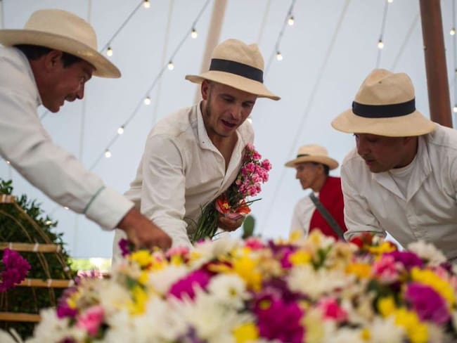 Silleteros de Santa Elena crean catálogo para vender flores por internet