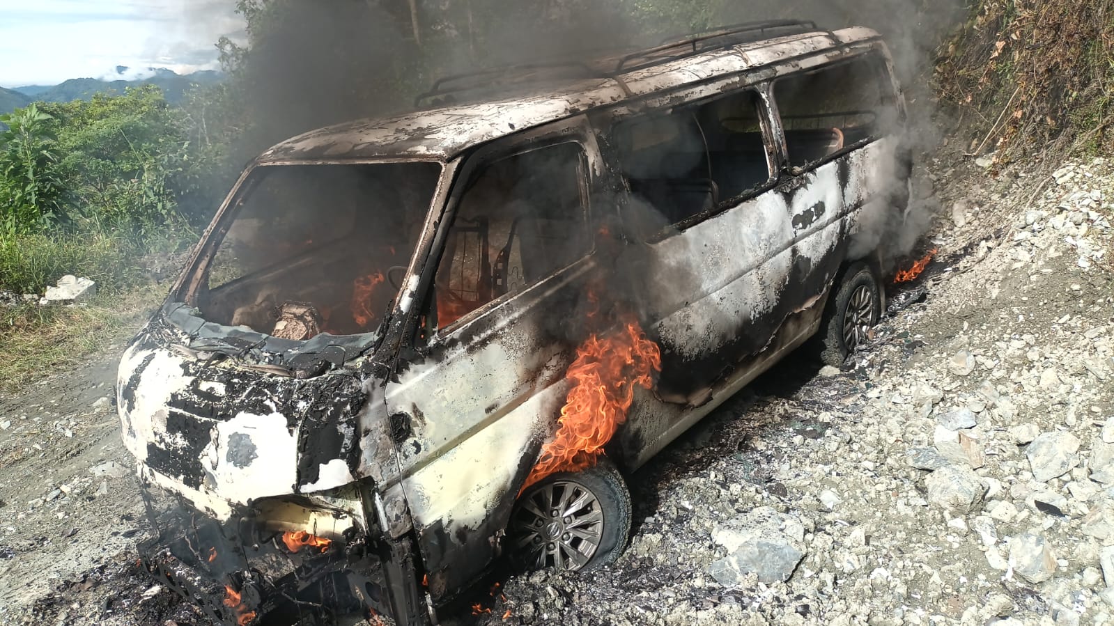 Incineran vehículos de empresa de energía en zona rural de San Pedro, Valle