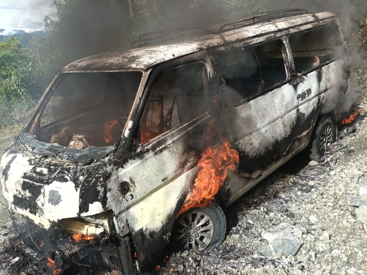 Incineran vehículos de una empresa de energía en zona rural de San Pedro, Valle