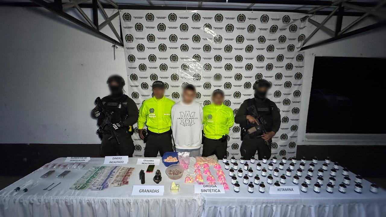 Alias ‘Diler’, de apenas 20 años registra antecedentes por lesiones personales, y enfrentará cargos por tráfico de estupefacientes y porte ilegal de armas de uso privativo de las fuerzas armadas. Crédito: Policía de Popayán.