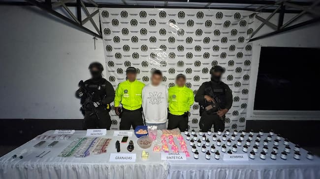 Alias ‘Diler’, de apenas 20 años registra antecedentes por lesiones personales, y enfrentará cargos por tráfico de estupefacientes y porte ilegal de armas de uso privativo de las fuerzas armadas. Crédito: Policía de Popayán.