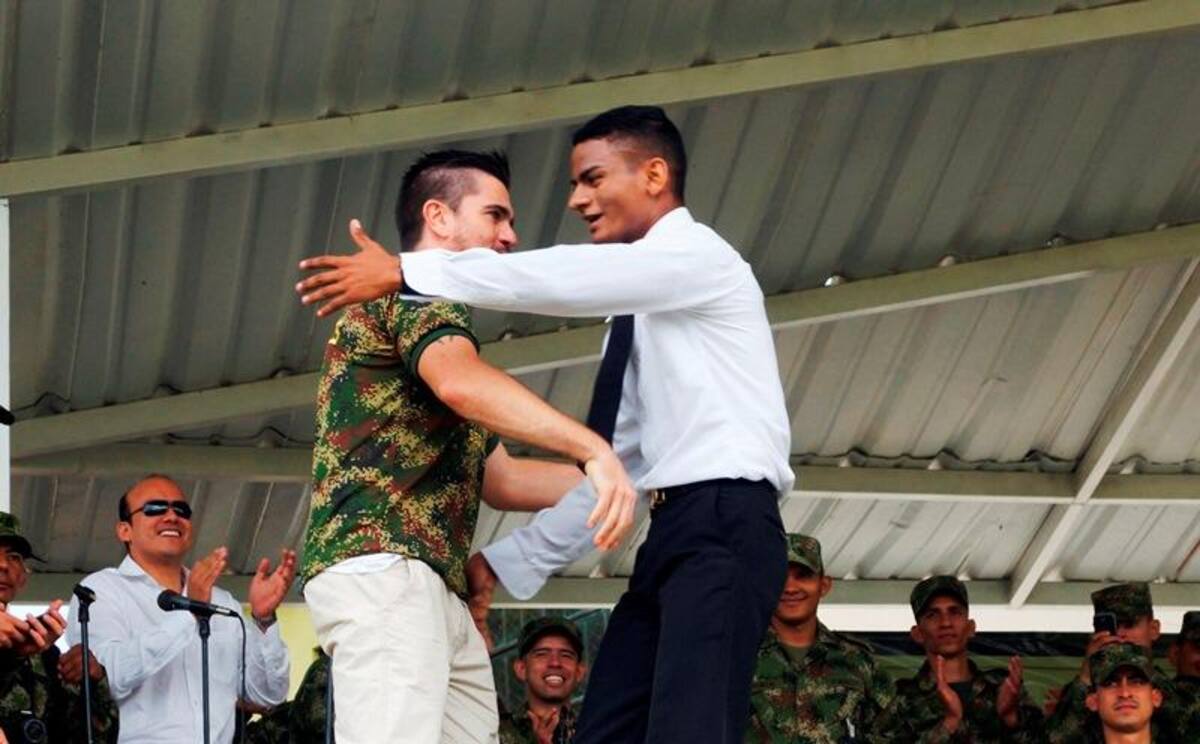 Durante el evento, integrantes de la Policía, el Esmad y el Ejército recibieron con emoción a Juanes, le prepararon una presentación musical con vallenato y otra con un Michael Jackson del batallón "Coronel Francisco José de Caldas".