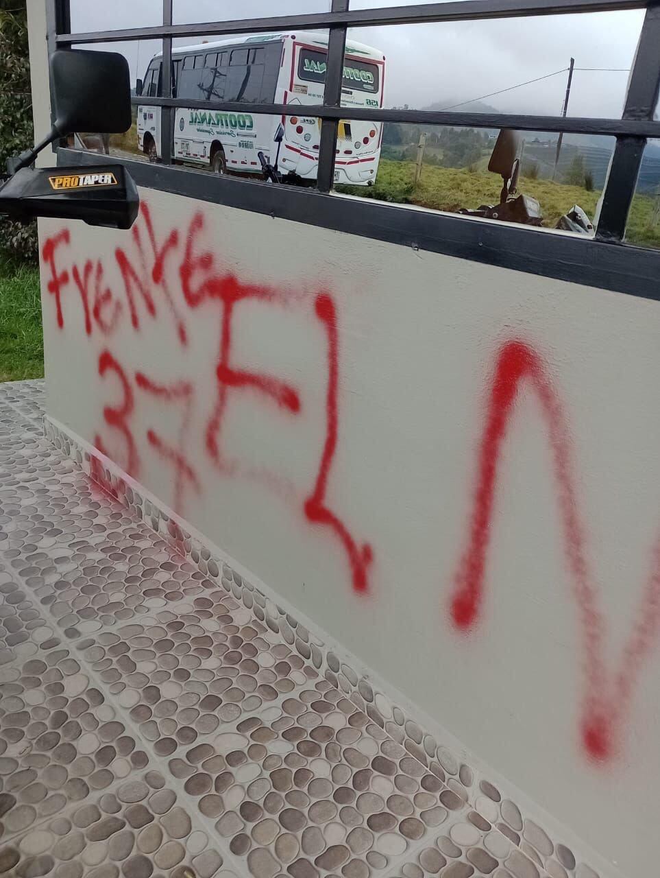 Grafitis alusivos al ELN en La Unión, Antioquia. Foto: Denuncias Antioquia.