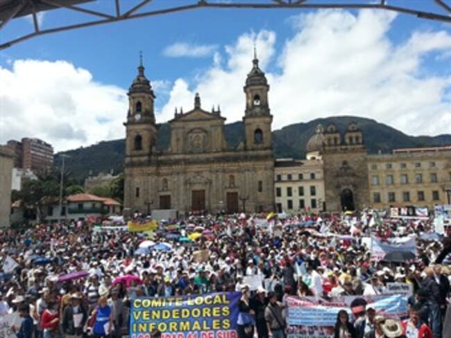 Gustavo Petro recibe masivo apoyo en la Plaza de Bolívar