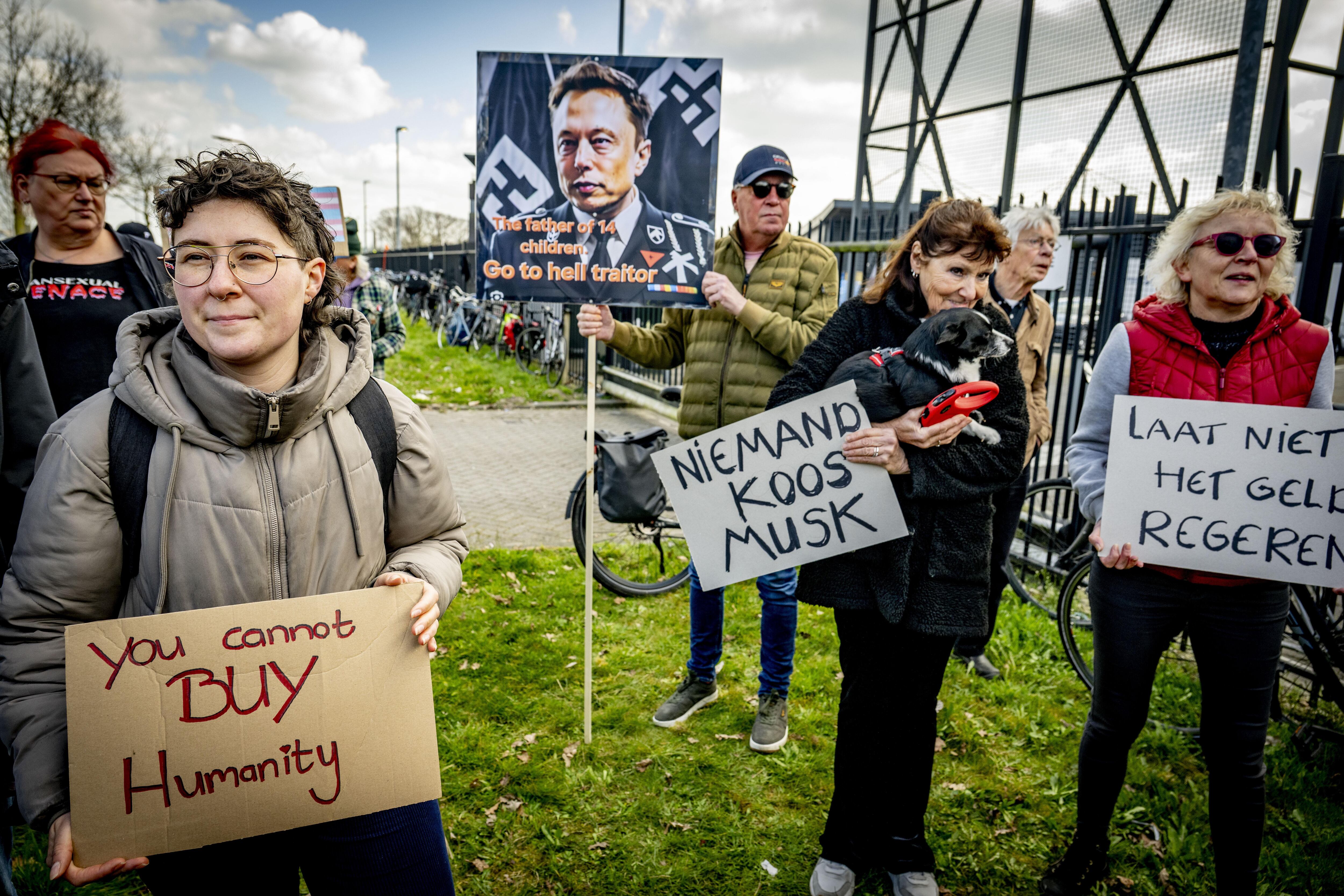 TILBURG (Netherlands), 29/03/2025.- Demonstrators protest at the Tesla Delivery Center in Tilburg, The Netherlands, 29 March 2025. Critics of billionaire Elon Musk demonstrate at branches of his car company Tesla worldwide, calling on consumers to boycott the brand. (Protestas, Países Bajos; Holanda) EFE/EPA/ROBIN UTRECHT