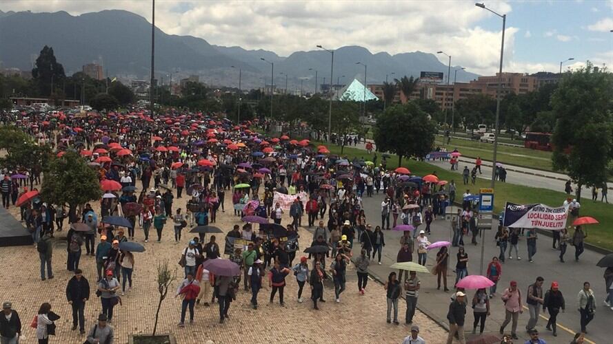 Protestas de maestros boquearon por 3 horas la calle 26. Foto: La Wcon Julio Sánchez Cristo