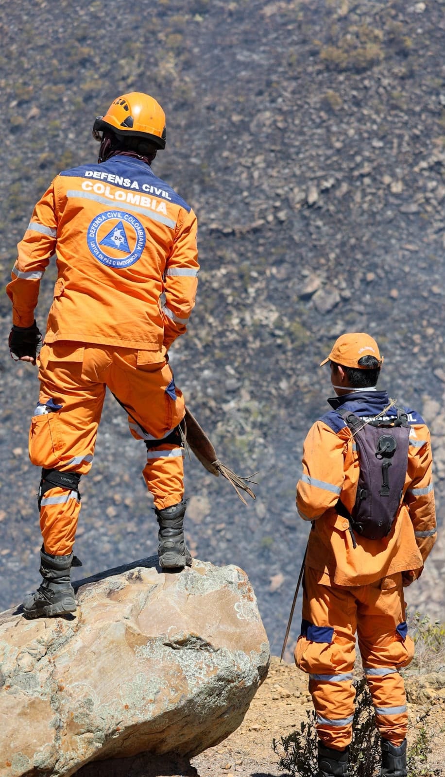 Más de 150 soldados y seis helicópteros mantienen operativo contra incendio en Villa de Leyva. Crédito: MinDefensa.