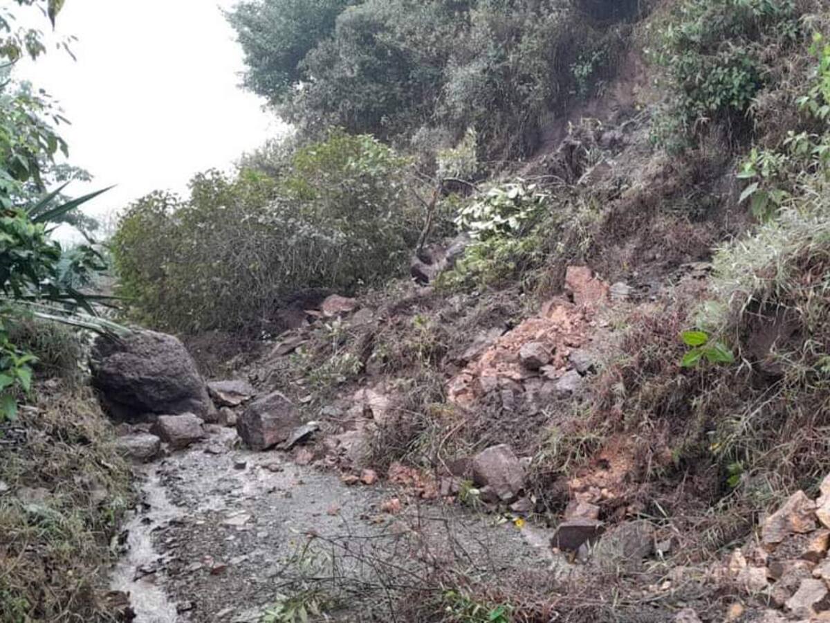 Mueren tres personas en deslizamiento de tierra