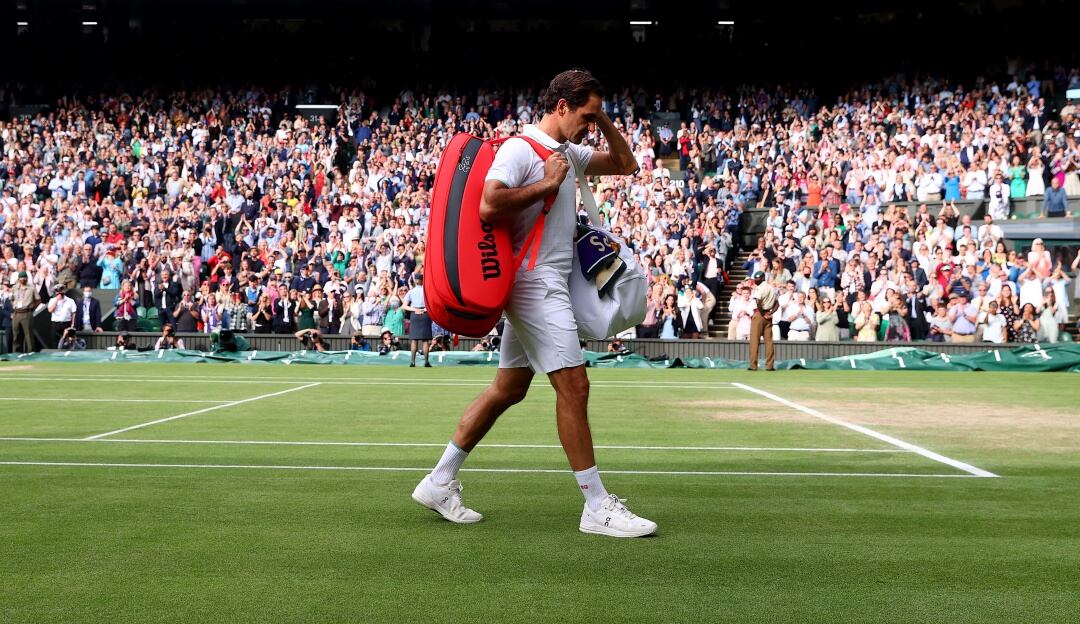 Roger Federer despidiéndose de Wimbledon en 2021 tras caer con Hubert Hurkacz 
