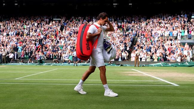 Roger Federer despidiéndose de Wimbledon en 2021 tras caer con Hubert Hurkacz