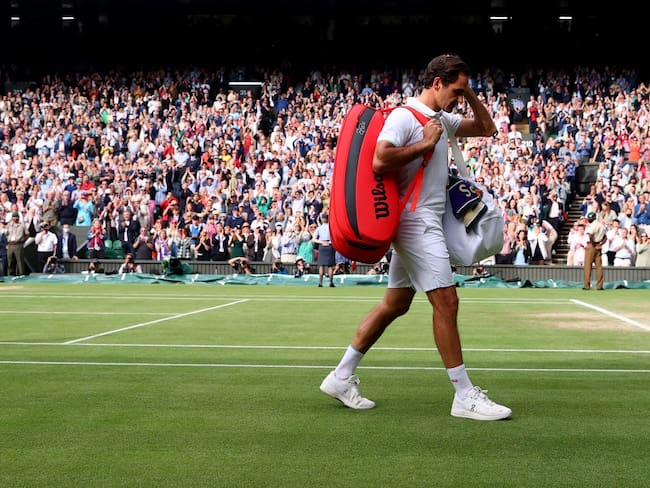 Roger Federer despidiéndose de Wimbledon en 2021 tras caer con Hubert Hurkacz 