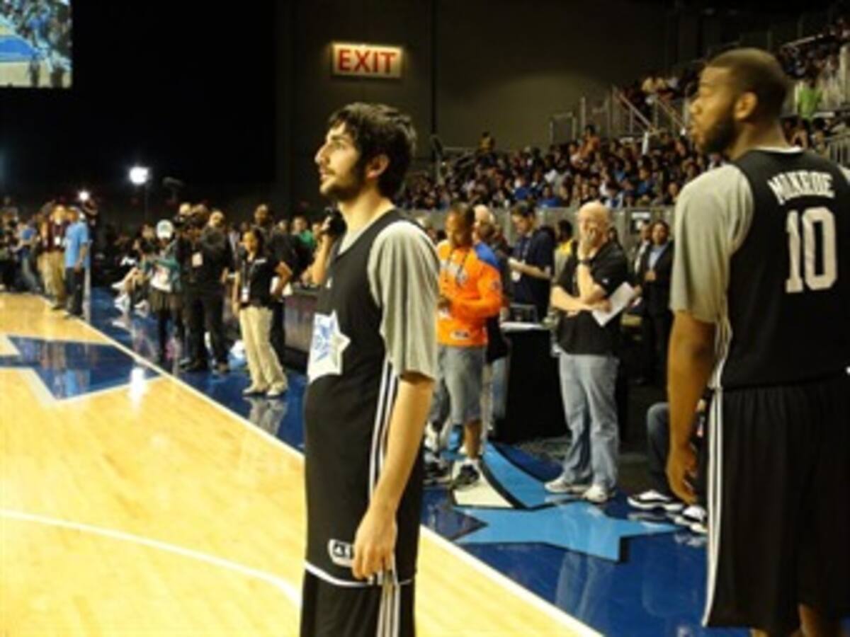 Ricky Rubio batió mundial de canastas consecutivas detrás del aro y venció a Lin