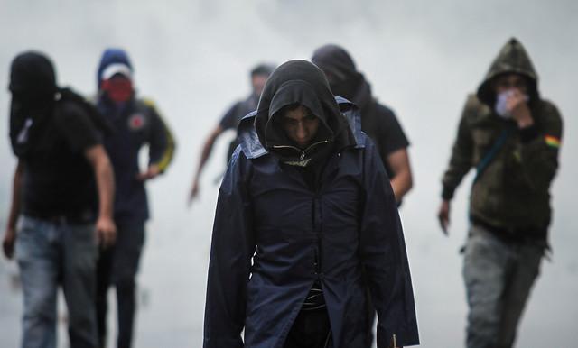 Encapuchados en la sede de Bogotá de la Universidad se enfrentaron al ESMAD.