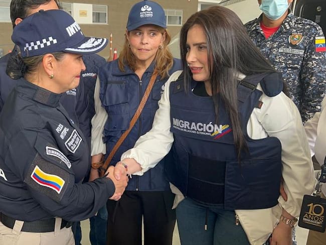 Este viernes 10 de marzo, la excongresista condenada por corrupción electoral, llegó a Colombia. Su deportación fue solicitada por el Gobierno venezolano. Foto: DIJIN Colombia.