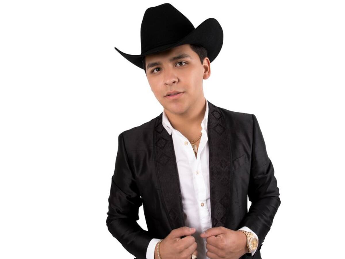 Emotivo homenaje a Vicente Fernández rindió Nodal durante concierto