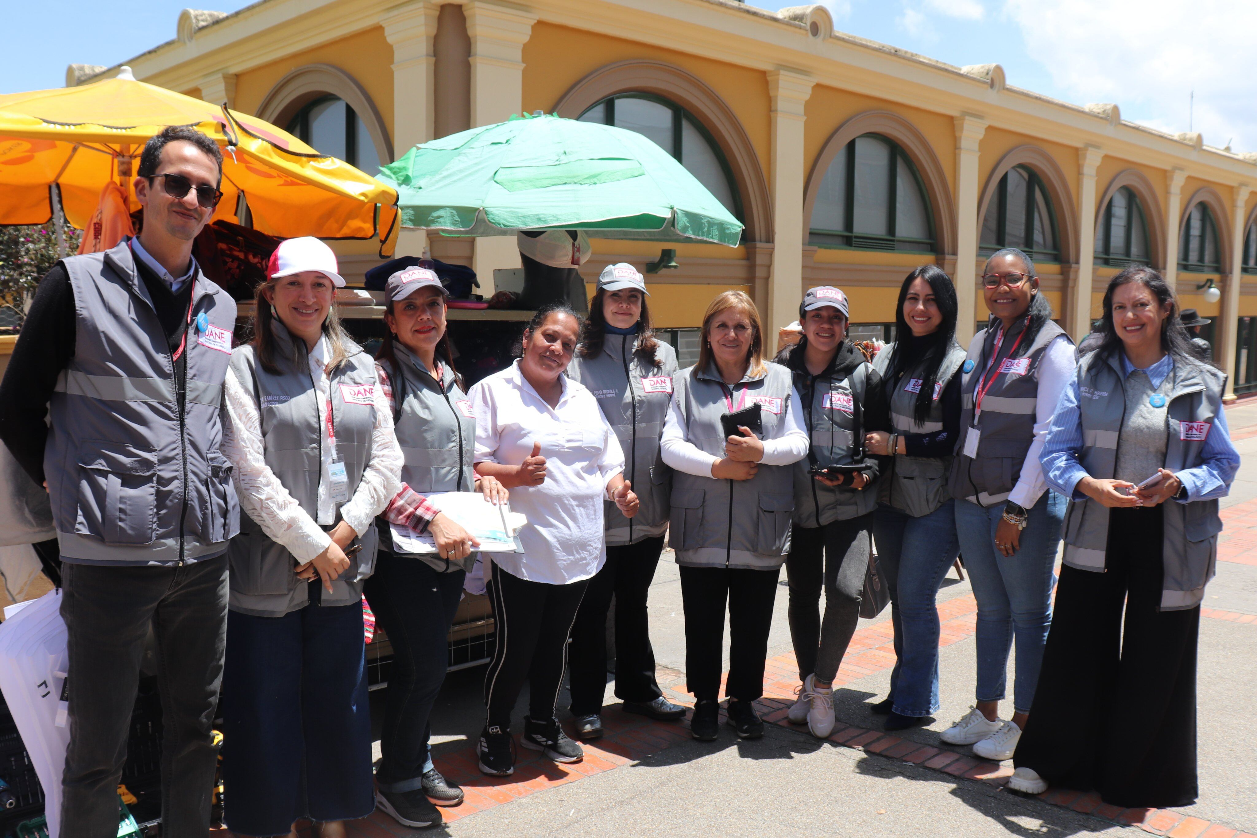 La directora del DANE, Piedad Urdinola Contreras, acompañó el proceso de barrido con vendedores de calle en Tunja, Boyacá, como observadora / Foto: Cortesía DANE