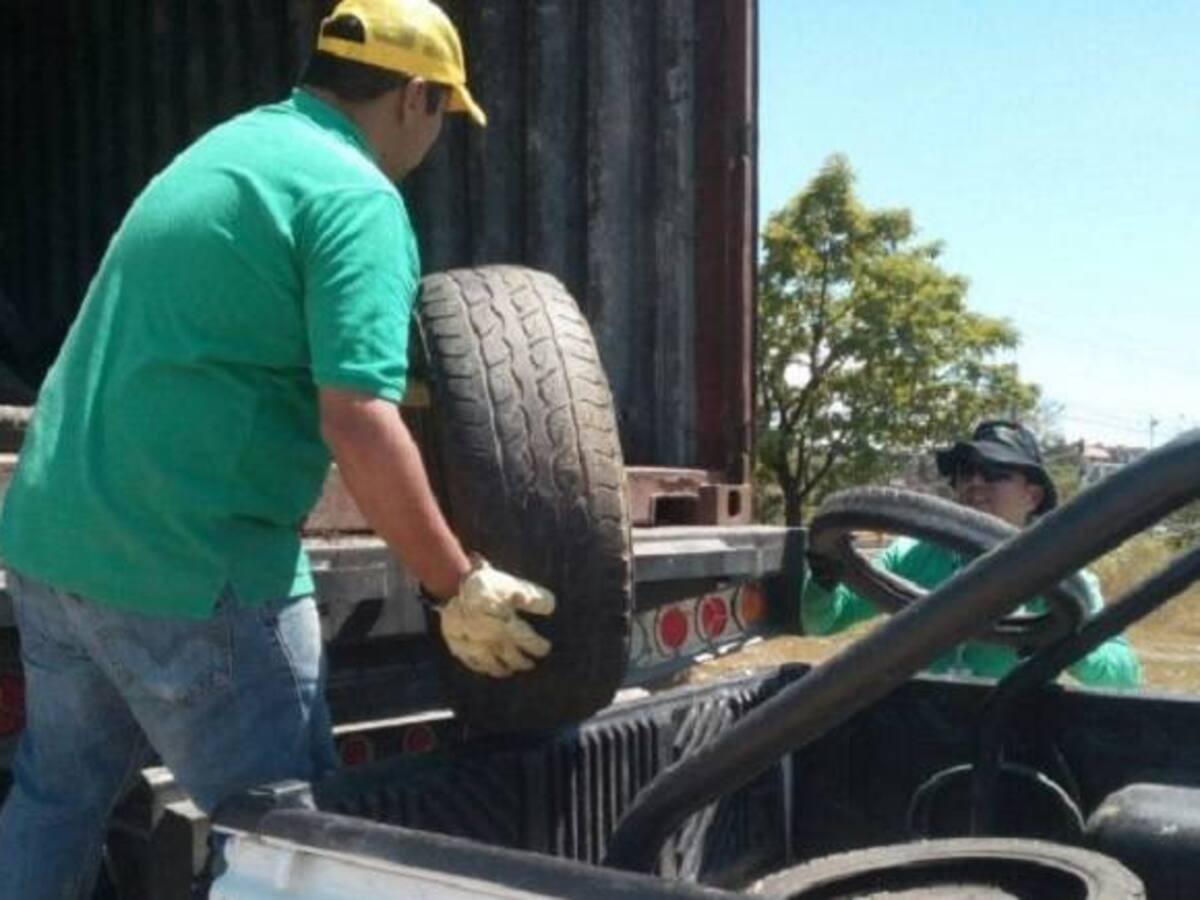 Limpian de llantas en desuso las calles de Villavicencio