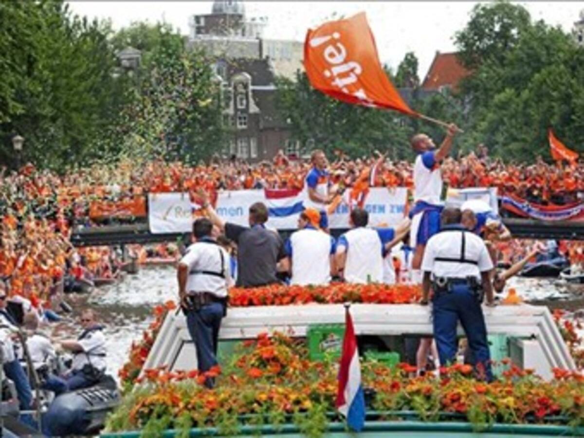 Aficionados holandeses recibieron con aplausos a su selección en Ámsterdam