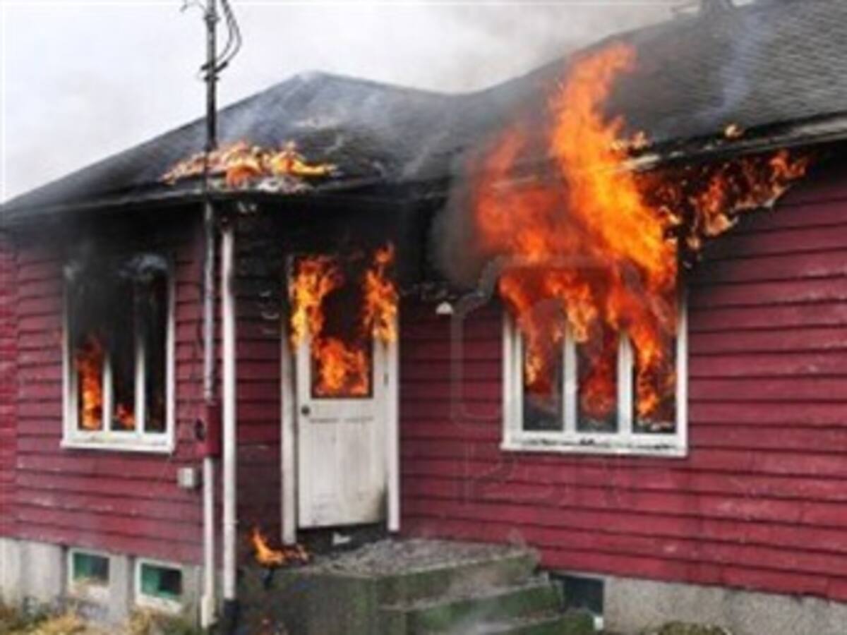 Arrendador por no pagar el alquiler quemó la casa