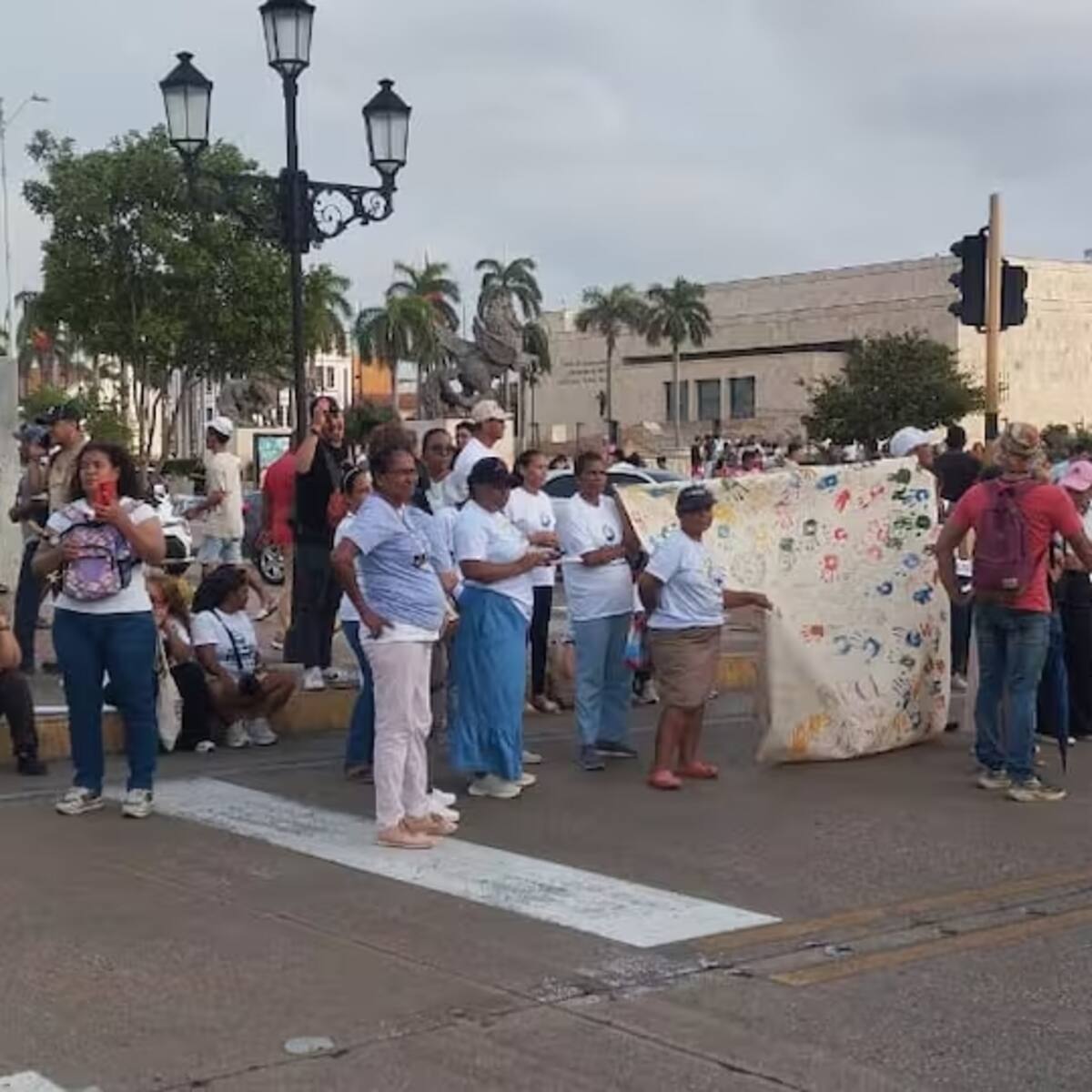 Retrasos en la movilidad por plantón frente a Torre del Reloj de Cartagena