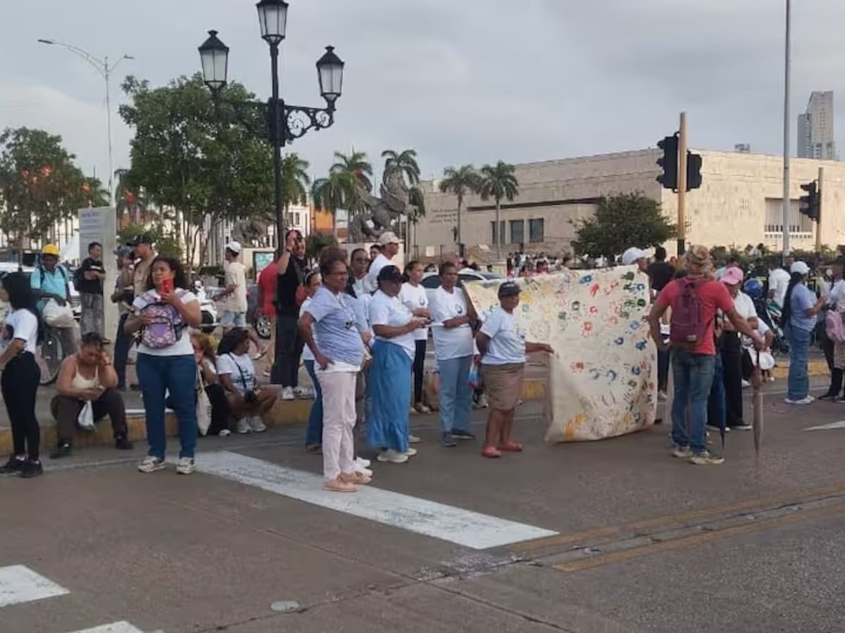 Retrasos en la movilidad por plantón frente a Torre del Reloj de Cartagena