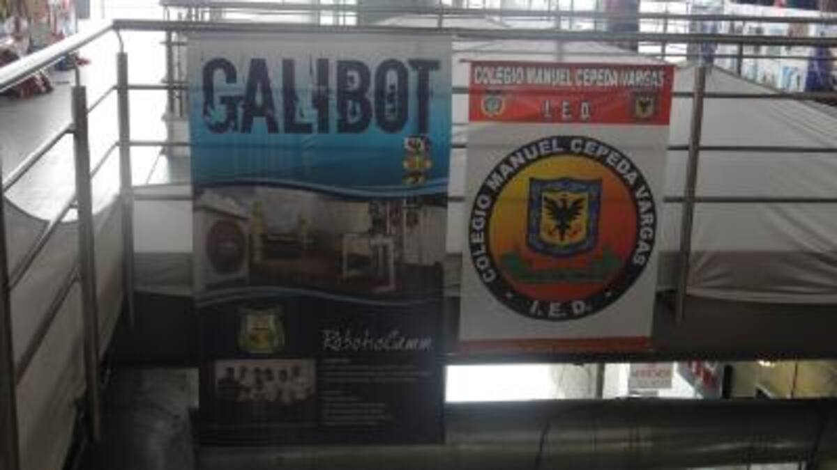 26 febrero. VEX Robotics Competition. Los colegios hicieron presencia con pendones que los representaban.