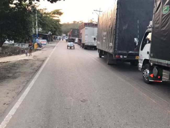 Larga fila de vehículos por bloqueo en vía Barranquilla - Cartagena