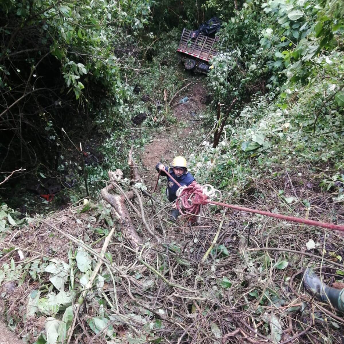 Un camión rodó por un barranco y dejó heridas a tres personas en Caramanta, Antioquia