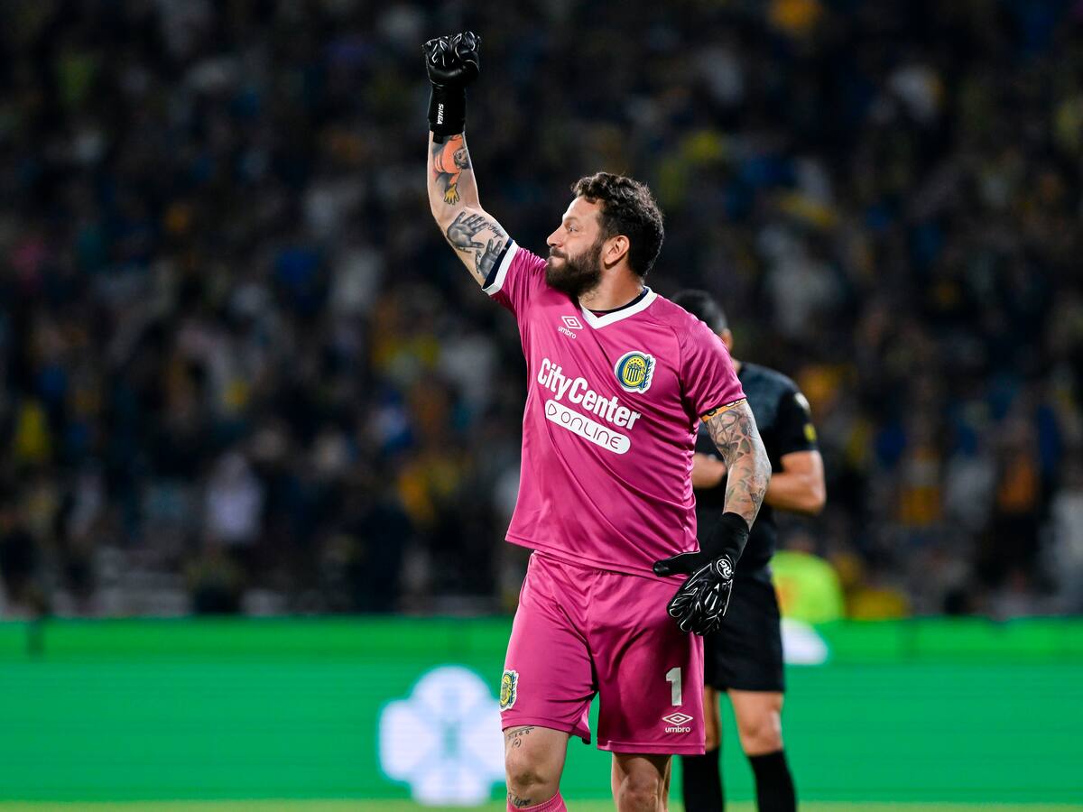 El colombiano detrás del portero Jorge Broun, gran figura de Rosario Central