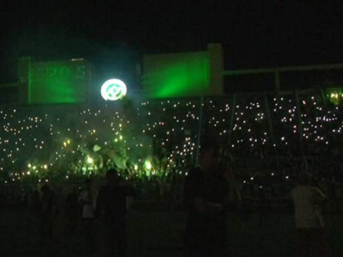 Hinchas del Chapecoense rinden homenaje a sus jugadores