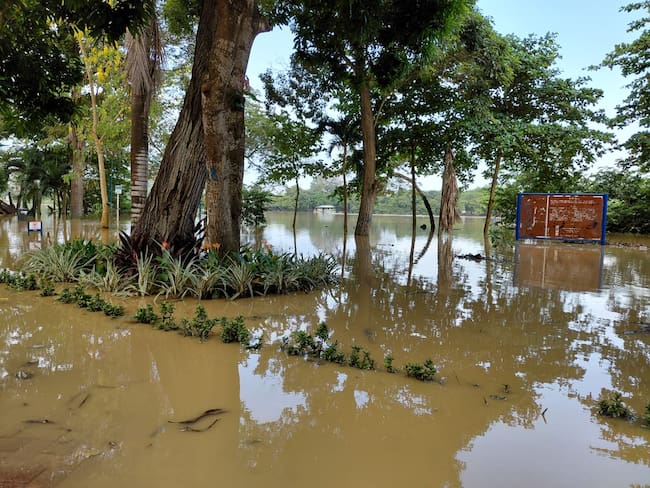 El río Sinú se desbordó y afecta parte de un atractivo turístico de Montería. Foto: Caracol Radio/Claudia Hernández.