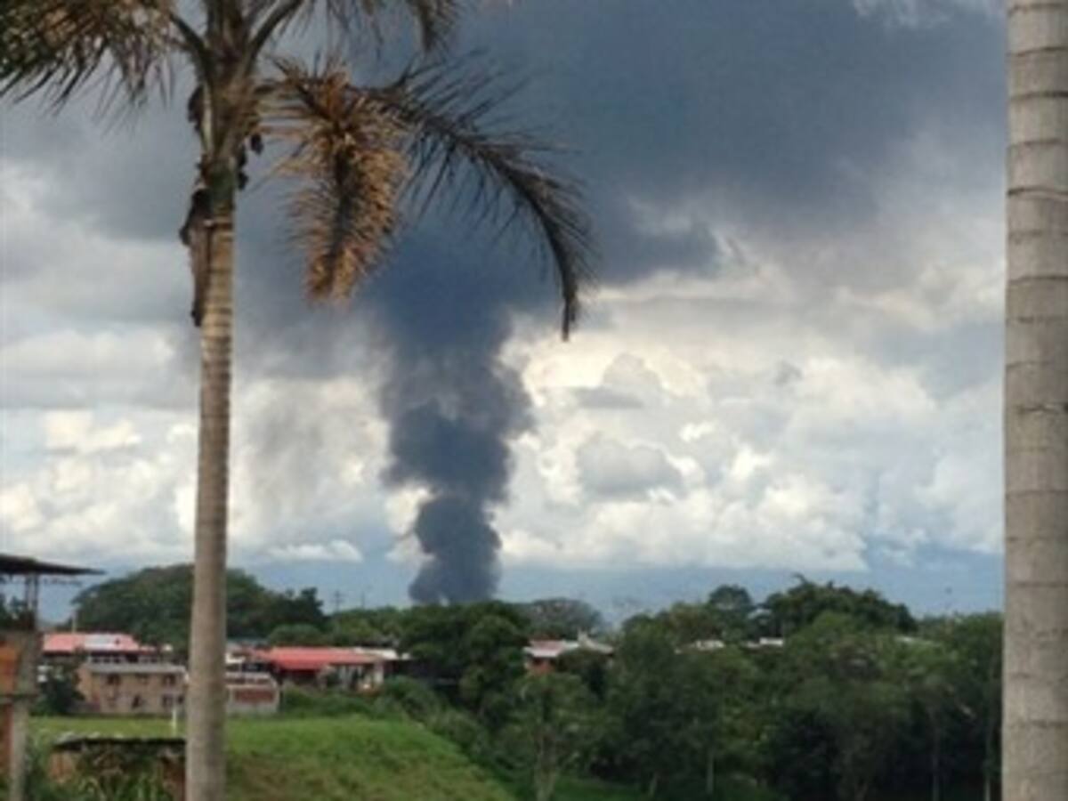 Incendio consume bodega de Busscar de Colombia