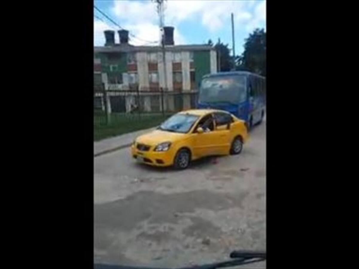 Taxista amenaza a conductor del SITP y le rompe un espejo del bus (video)