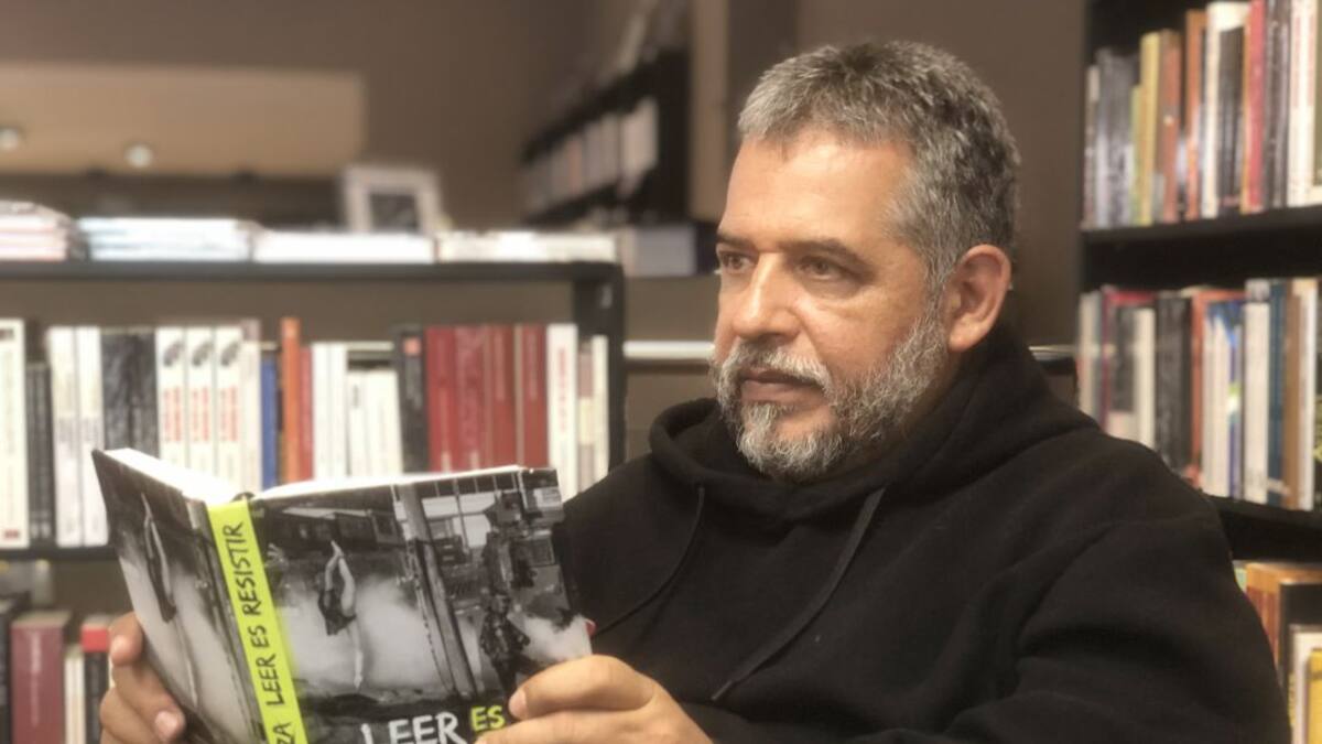 “Leer es resistir”, los libros que inspiraron a Mario Mendoza