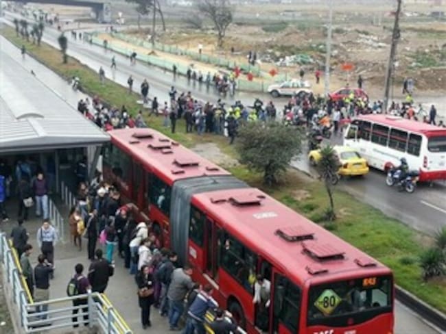 Dieciséis heridos y ocho detenidos en medio del colapso en Transmilenio