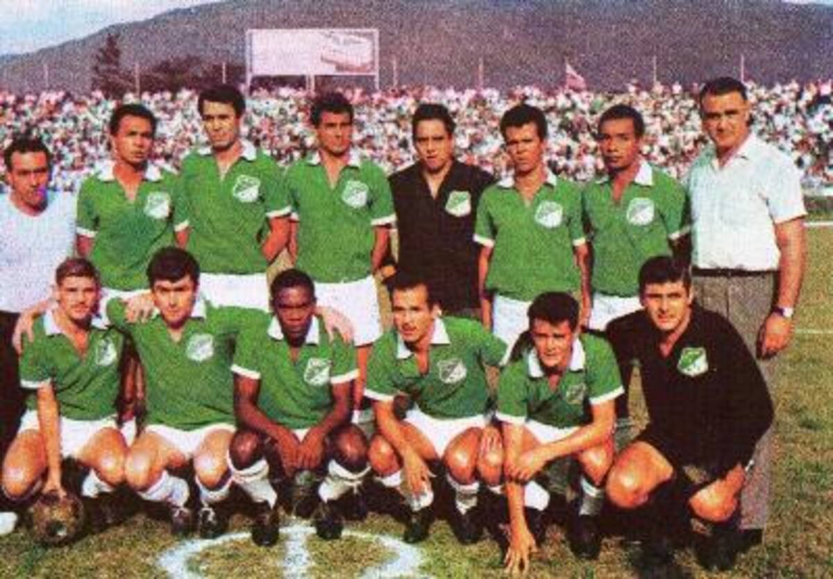 DEPORTIVO CALI CAMPEÓN 1967ARRIBA DE IZQ-DER: Arcesio Ruiz (H), Miguel Escobar, Oscar Lopez, Alfonso Escobar, José Rosendo Toledo, Oscar Muñoz, Joaquín Sánchez, Francisco Villegas (DT)ABAJO MISMO ORDEN: Roberto Álvarez, Mario Desiderio, Jorge Gallego, Mario Agudelo, Iroldo Rodriguez, Oleynicki.