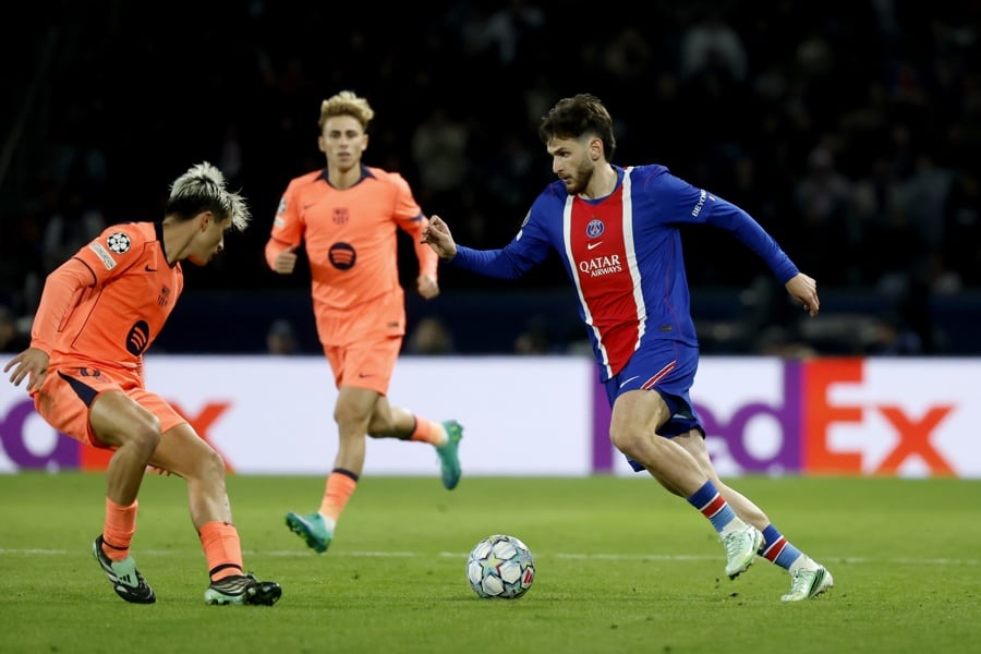 Khvicha Kvaratskhelia antes de lesionarse la rodilla ante el Barcelona / EFE