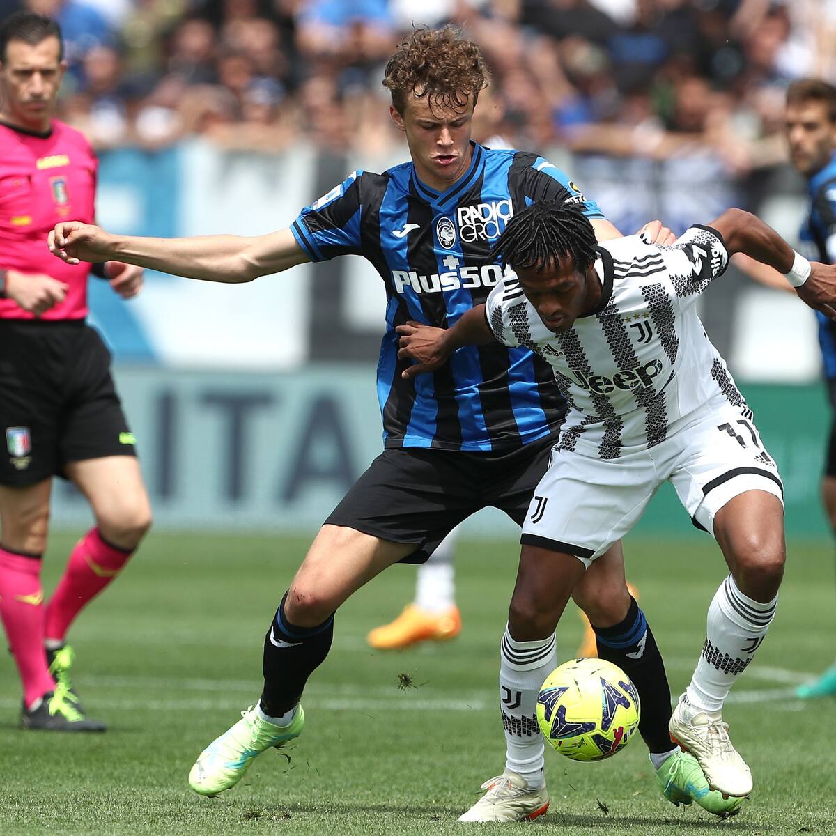Cuadrado se queda con el duelo de colombianos y la Juventus se acerca a la Champions