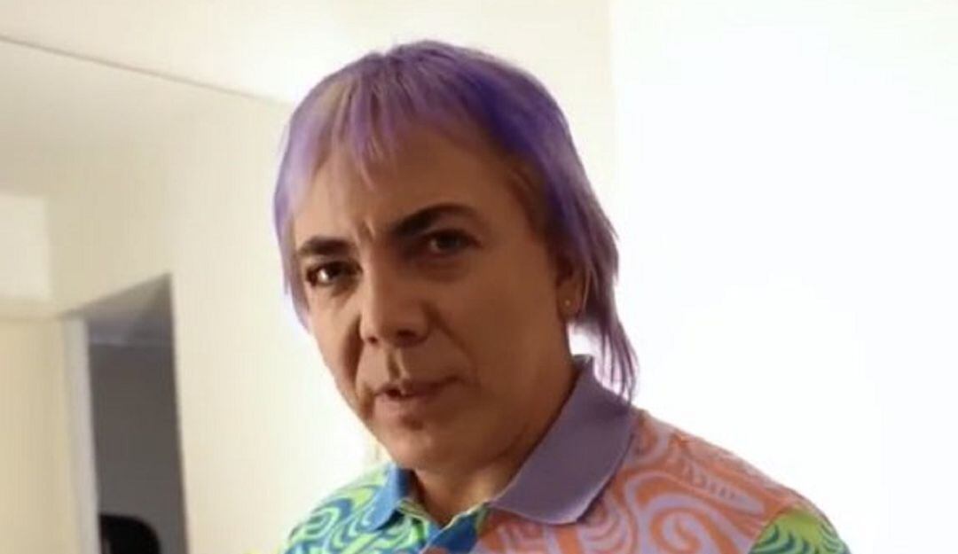 Cristian Castro reaparece con polémico look y responde a los comentarios